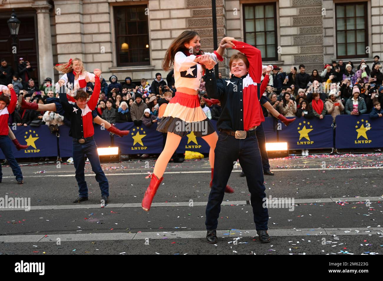London, Großbritannien. 01. Januar 2023. Die alljährliche Silvesterparade in London mit Hunderten von Festwagen am 1. Januar 2023 im Zentrum von London, Großbritannien. Kredit: Siehe Li/Picture Capital/Alamy Live News Stockfoto