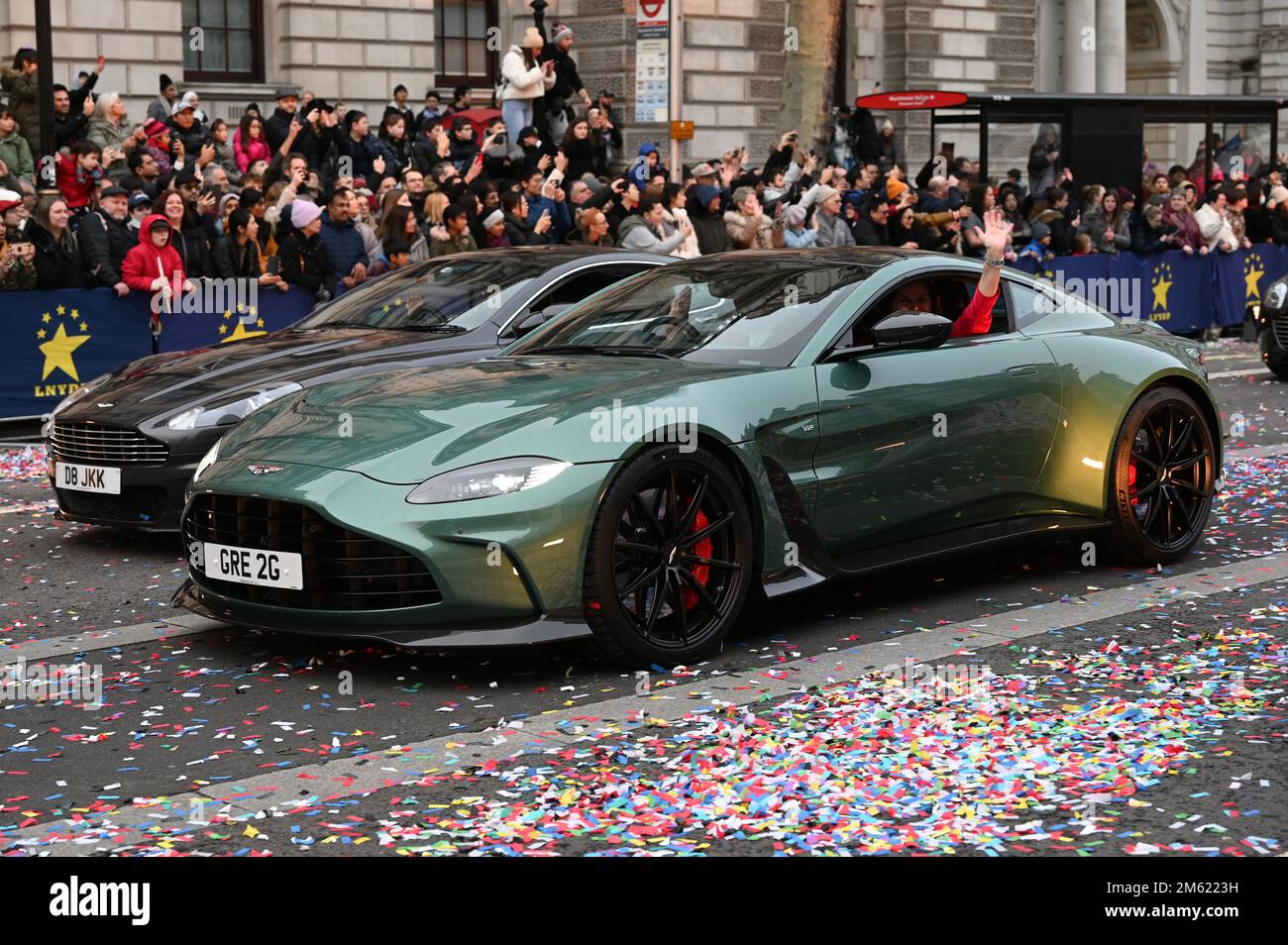 London, Großbritannien. 01. Januar 2023. Die alljährliche Silvesterparade in London mit Hunderten von Festwagen am 1. Januar 2023 im Zentrum von London, Großbritannien. Kredit: Siehe Li/Picture Capital/Alamy Live News Stockfoto