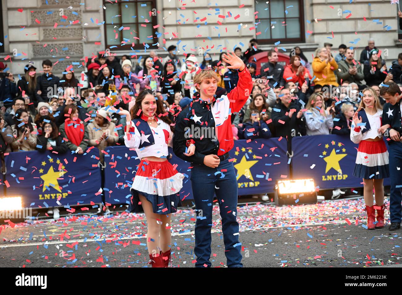 London, Großbritannien. 01. Januar 2023. Die alljährliche Silvesterparade in London mit Hunderten von Festwagen am 1. Januar 2023 im Zentrum von London, Großbritannien. Kredit: Siehe Li/Picture Capital/Alamy Live News Stockfoto