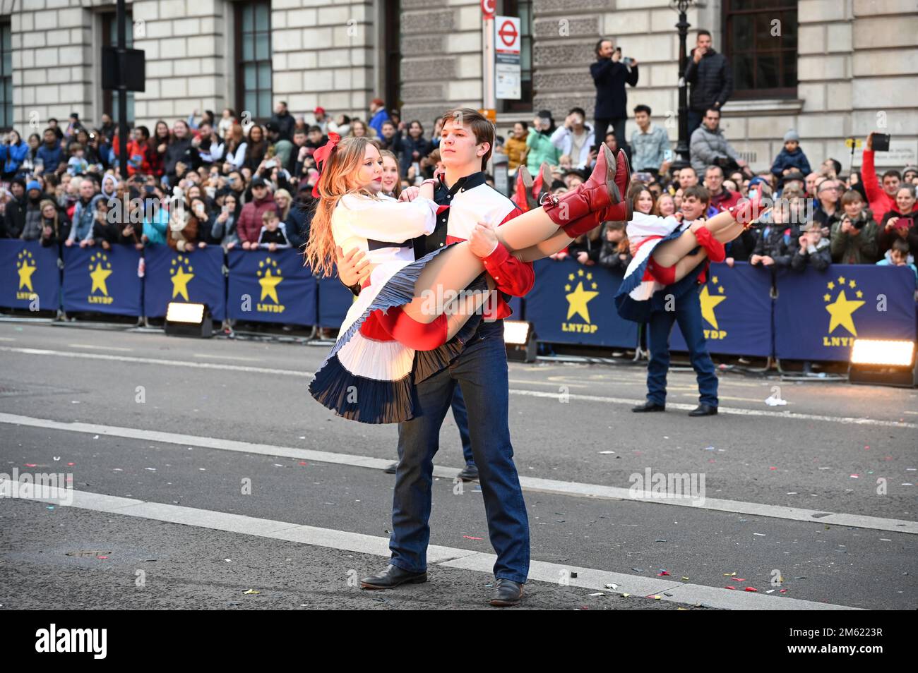 London, Großbritannien. 01. Januar 2023. Die alljährliche Silvesterparade in London mit Hunderten von Festwagen am 1. Januar 2023 im Zentrum von London, Großbritannien. Kredit: Siehe Li/Picture Capital/Alamy Live News Stockfoto
