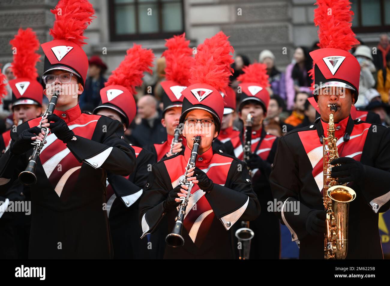 London, Großbritannien. 01. Januar 2023. Die alljährliche Silvesterparade in London mit Hunderten von Festwagen am 1. Januar 2023 im Zentrum von London, Großbritannien. Kredit: Siehe Li/Picture Capital/Alamy Live News Stockfoto