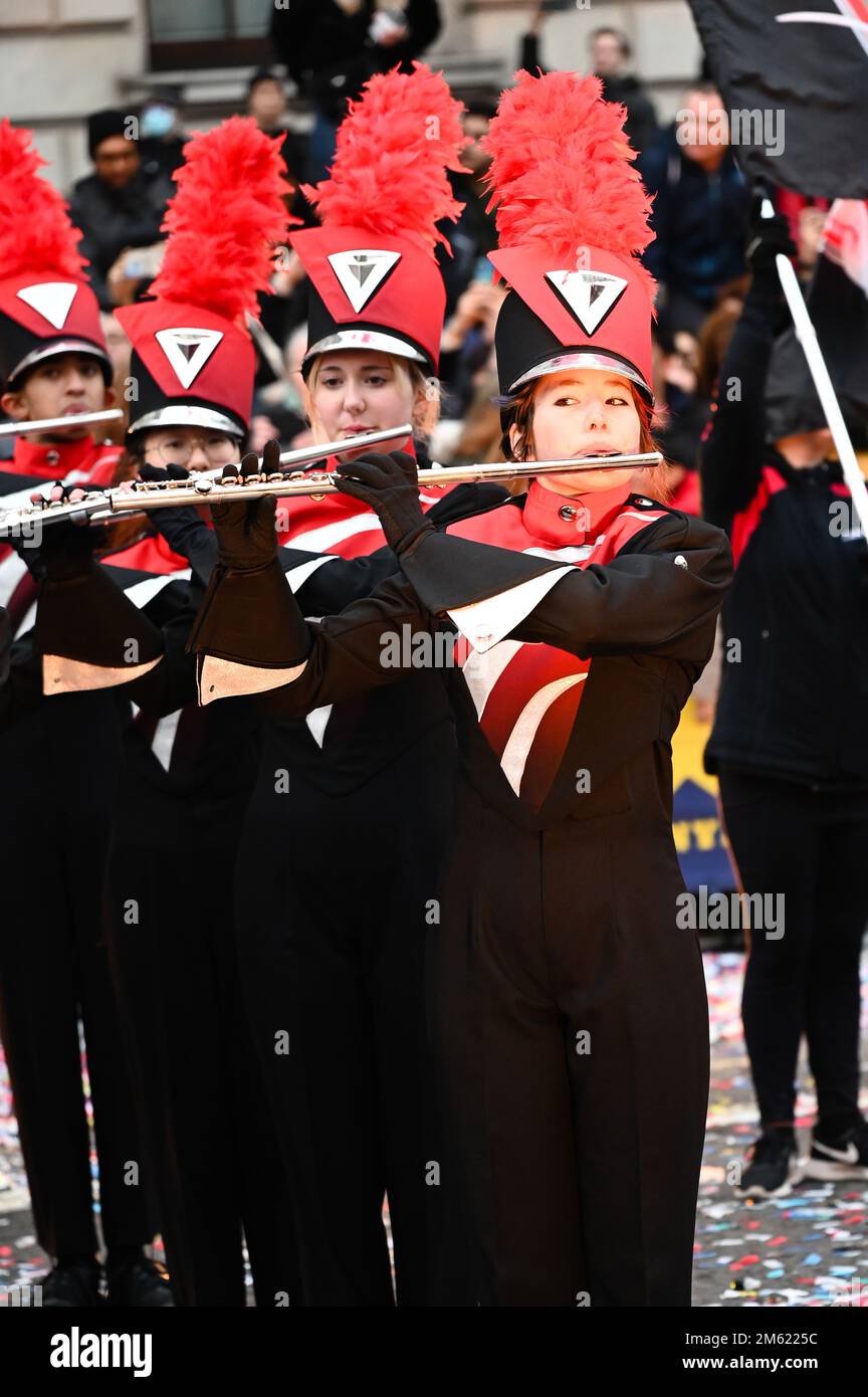 London, Großbritannien. 01. Januar 2023. Die alljährliche Silvesterparade in London mit Hunderten von Festwagen am 1. Januar 2023 im Zentrum von London, Großbritannien. Kredit: Siehe Li/Picture Capital/Alamy Live News Stockfoto