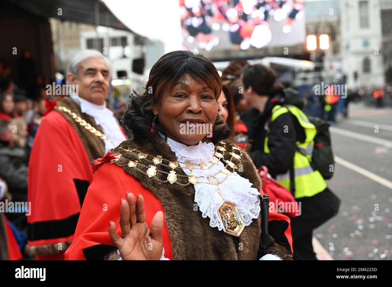 London, Großbritannien. 01. Januar 2023. Die alljährliche Silvesterparade in London mit Hunderten von Festwagen am 1. Januar 2023 im Zentrum von London, Großbritannien. Kredit: Siehe Li/Picture Capital/Alamy Live News Stockfoto