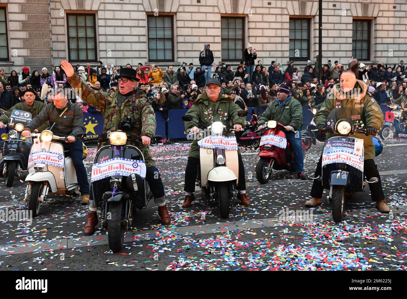 London, Großbritannien. 01. Januar 2023. Die alljährliche Silvesterparade in London mit Hunderten von Festwagen am 1. Januar 2023 im Zentrum von London, Großbritannien. Kredit: Siehe Li/Picture Capital/Alamy Live News Stockfoto