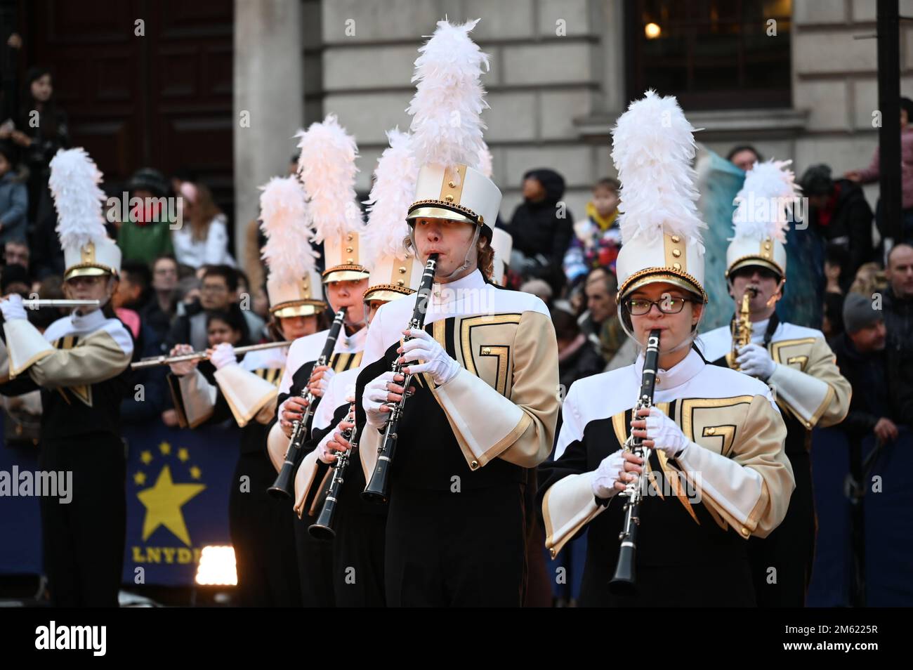 London, Großbritannien. 01. Januar 2023. Die alljährliche Silvesterparade in London mit Hunderten von Festwagen am 1. Januar 2023 im Zentrum von London, Großbritannien. Kredit: Siehe Li/Picture Capital/Alamy Live News Stockfoto