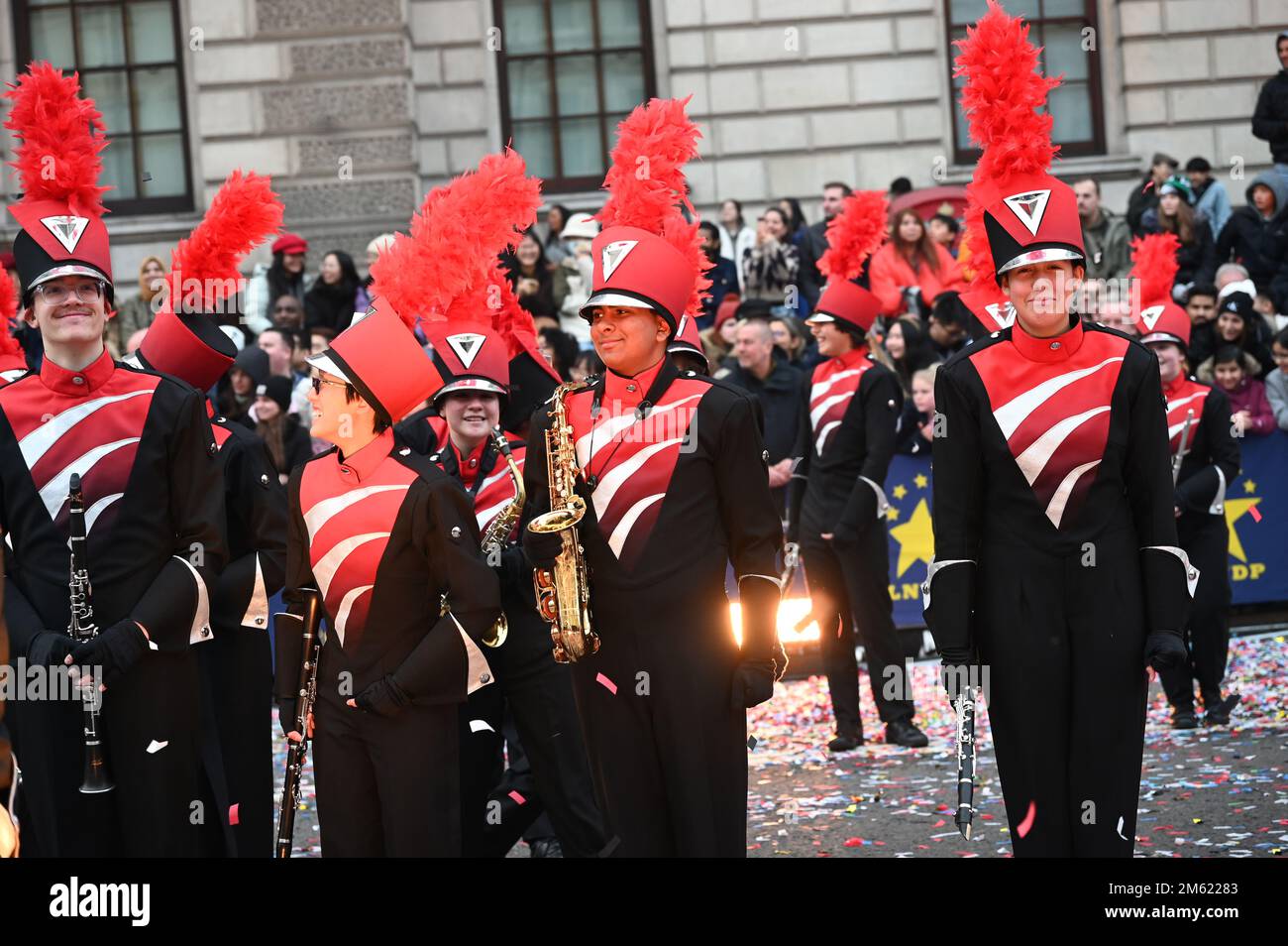 London, Großbritannien. 01. Januar 2023. Die alljährliche Silvesterparade in London mit Hunderten von Festwagen am 1. Januar 2023 im Zentrum von London, Großbritannien. Kredit: Siehe Li/Picture Capital/Alamy Live News Stockfoto