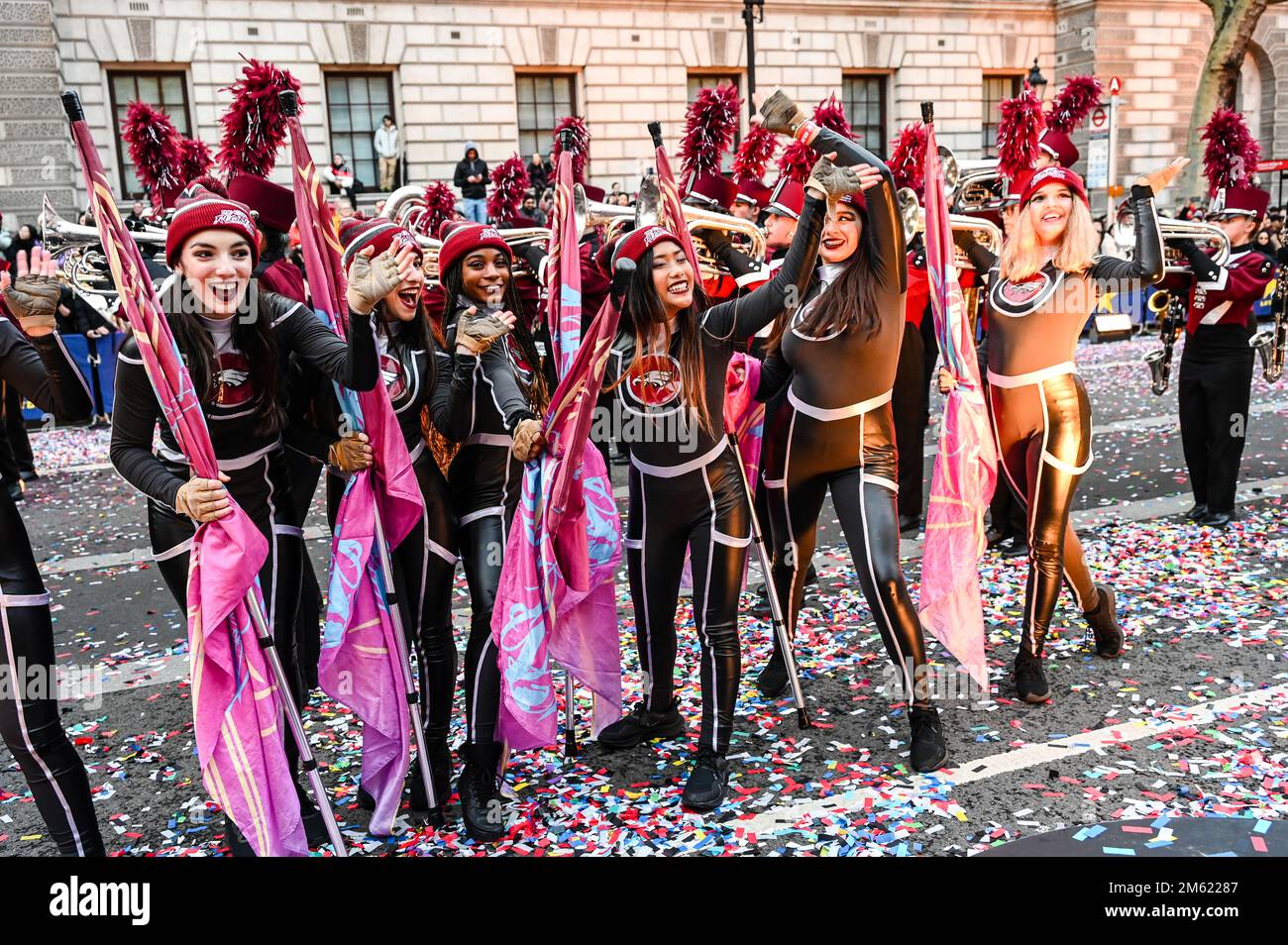 London, Großbritannien. 01. Januar 2023. Die alljährliche Silvesterparade in London mit Hunderten von Festwagen am 1. Januar 2023 im Zentrum von London, Großbritannien. Kredit: Siehe Li/Picture Capital/Alamy Live News Stockfoto