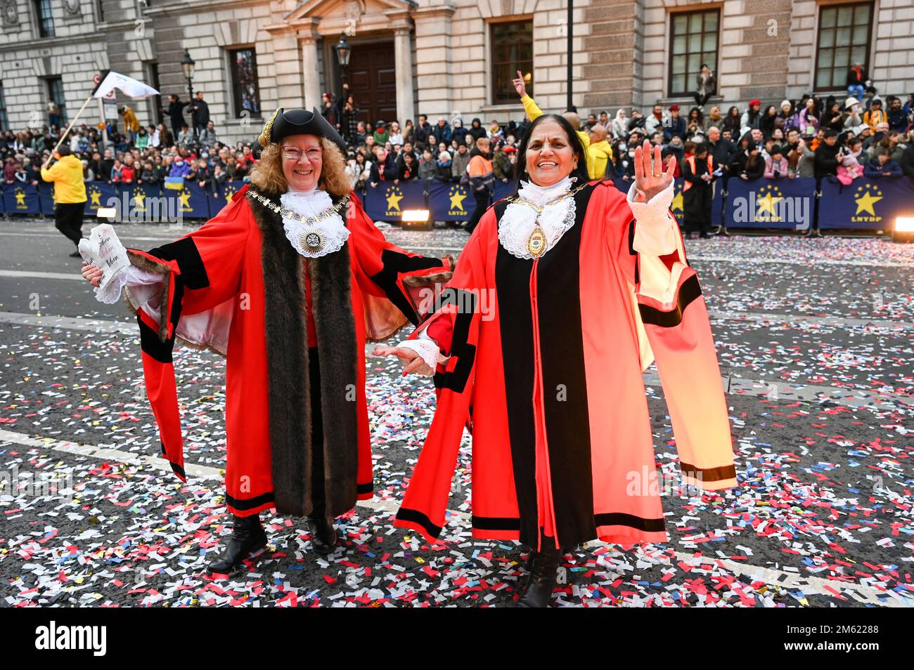 London, Großbritannien. 01. Januar 2023. Die alljährliche Silvesterparade in London mit Hunderten von Festwagen am 1. Januar 2023 im Zentrum von London, Großbritannien. Kredit: Siehe Li/Picture Capital/Alamy Live News Stockfoto