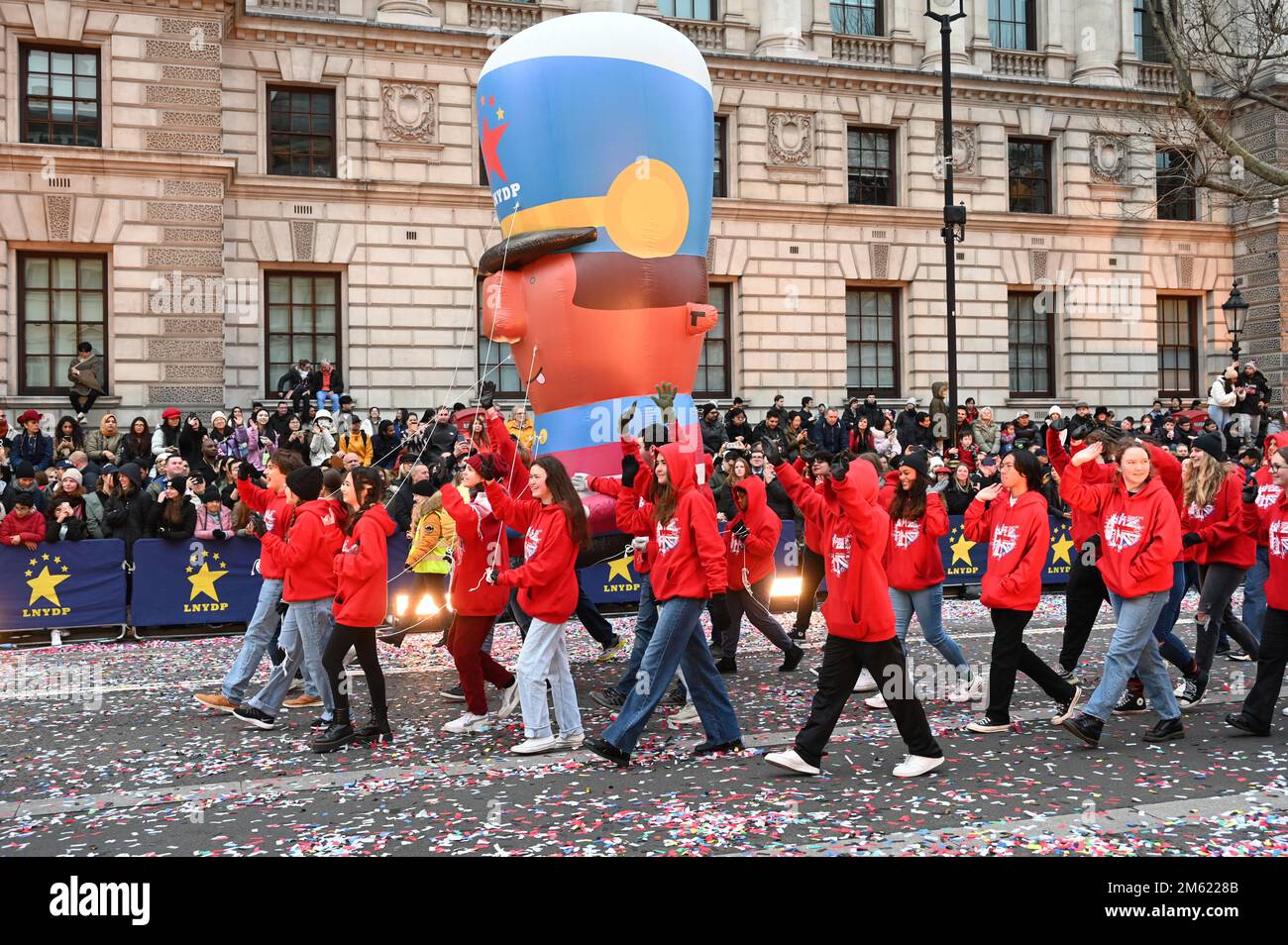 London, Großbritannien. 01. Januar 2023. Die alljährliche Silvesterparade in London mit Hunderten von Festwagen am 1. Januar 2023 im Zentrum von London, Großbritannien. Kredit: Siehe Li/Picture Capital/Alamy Live News Stockfoto