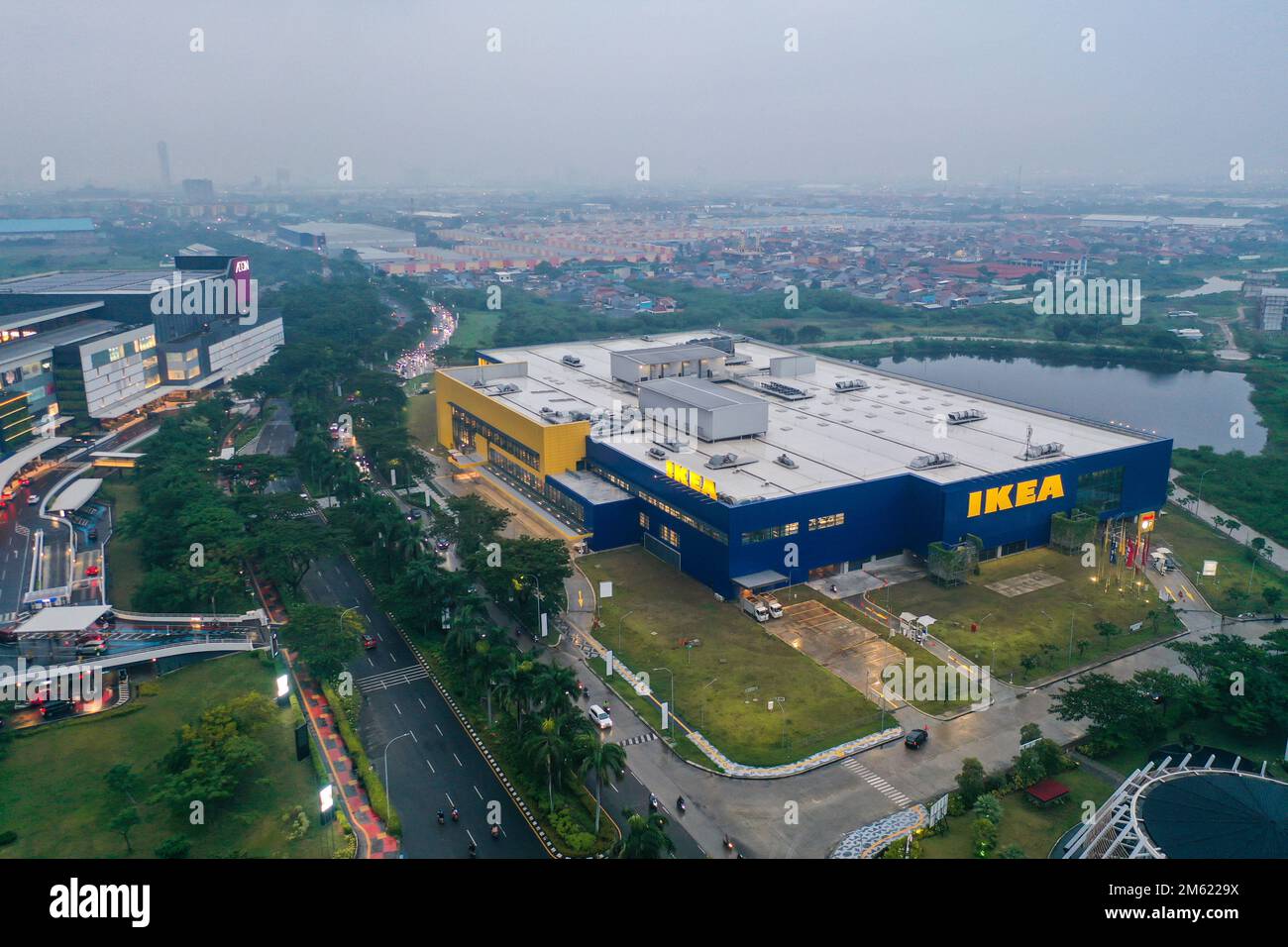 Luftaufnahme des neuen IKEA Store Jakarta Garden City, AEON ist der größte Einzelhändler für montagefertige oder flach verpackte Möbel mit Lärmwolke. Jakarta, J. Stockfoto