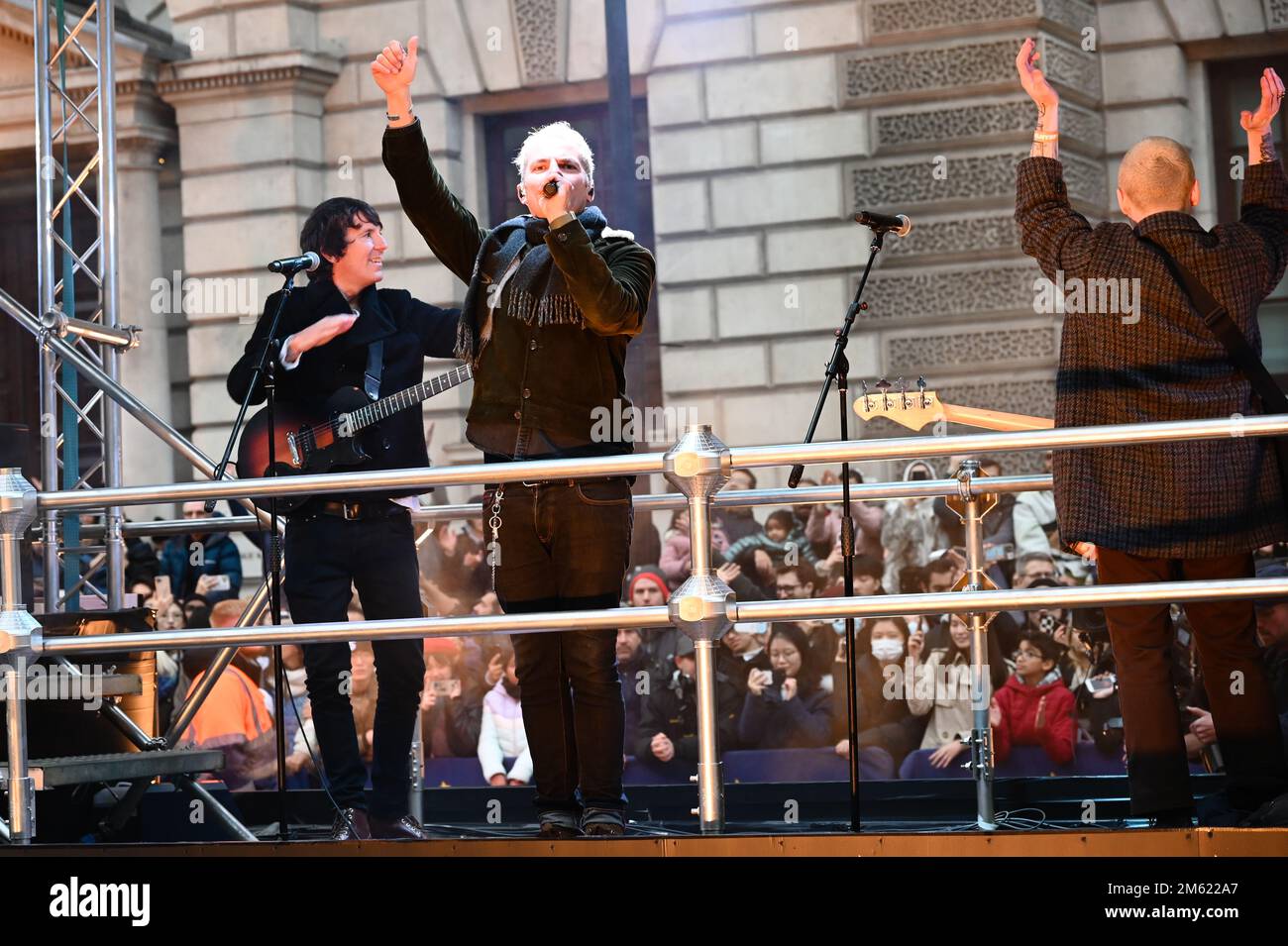 London, Großbritannien. 01. Januar 2023. Die alljährliche Silvesterparade in London mit Hunderten von Festwagen am 1. Januar 2023 im Zentrum von London, Großbritannien. Kredit: Siehe Li/Picture Capital/Alamy Live News Stockfoto