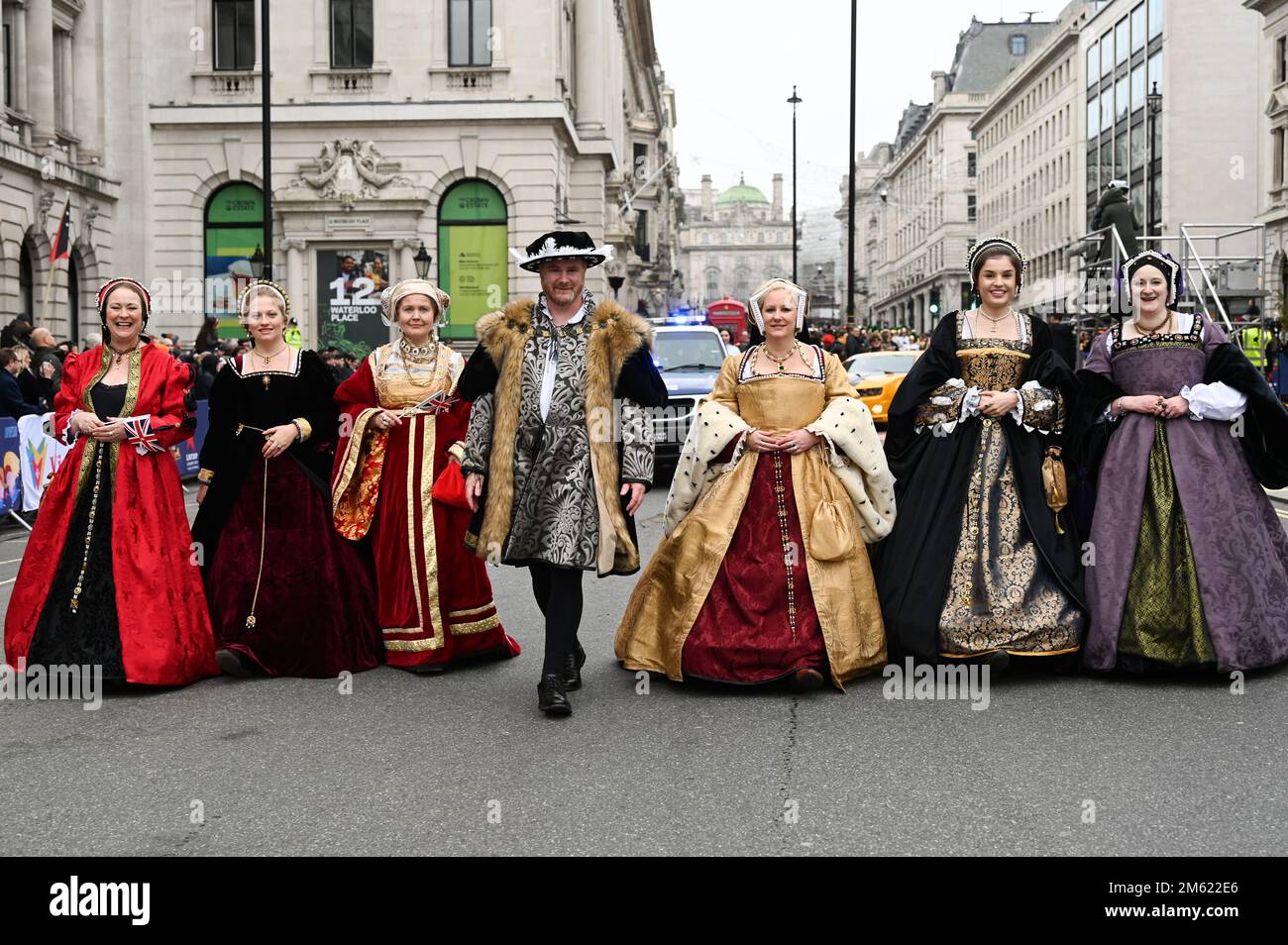 London, Großbritannien. 01. Januar 2023. König Henry und seine sechs Ehefrauen nehmen am 1. Januar 2023 an der alljährlichen Silvesterparade in London Teil, bei der Hunderte von Festwagen im Zentrum Londons stattfinden. Kredit: Siehe Li/Picture Capital/Alamy Live News Stockfoto