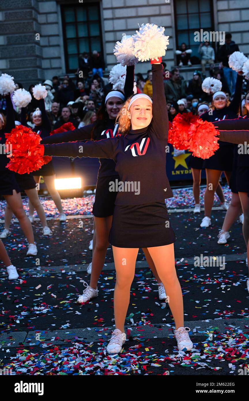 London, Großbritannien. 01. Januar 2023. Die alljährliche Silvesterparade in London mit Hunderten von Festwagen am 1. Januar 2023 im Zentrum von London, Großbritannien. Kredit: Siehe Li/Picture Capital/Alamy Live News Stockfoto