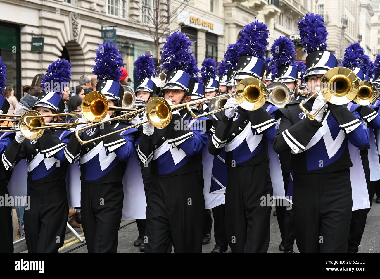 London, Großbritannien. 01. Januar 2023. Die alljährliche Silvesterparade in London mit Hunderten von Festwagen am 1. Januar 2023 im Zentrum von London, Großbritannien. Kredit: Siehe Li/Picture Capital/Alamy Live News Stockfoto