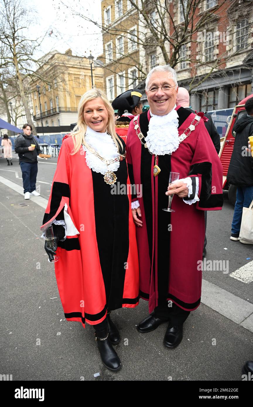 London, Großbritannien. 01. Januar 2023. Trish Fivey - Sutton Liberal Democrats nehmen am 1. Januar 2023 an der alljährlichen Silvesterparade in London Teil, bei der Hunderte von Festwagen im Zentrum von London, Großbritannien, stattfinden. Kredit: Siehe Li/Picture Capital/Alamy Live News Stockfoto