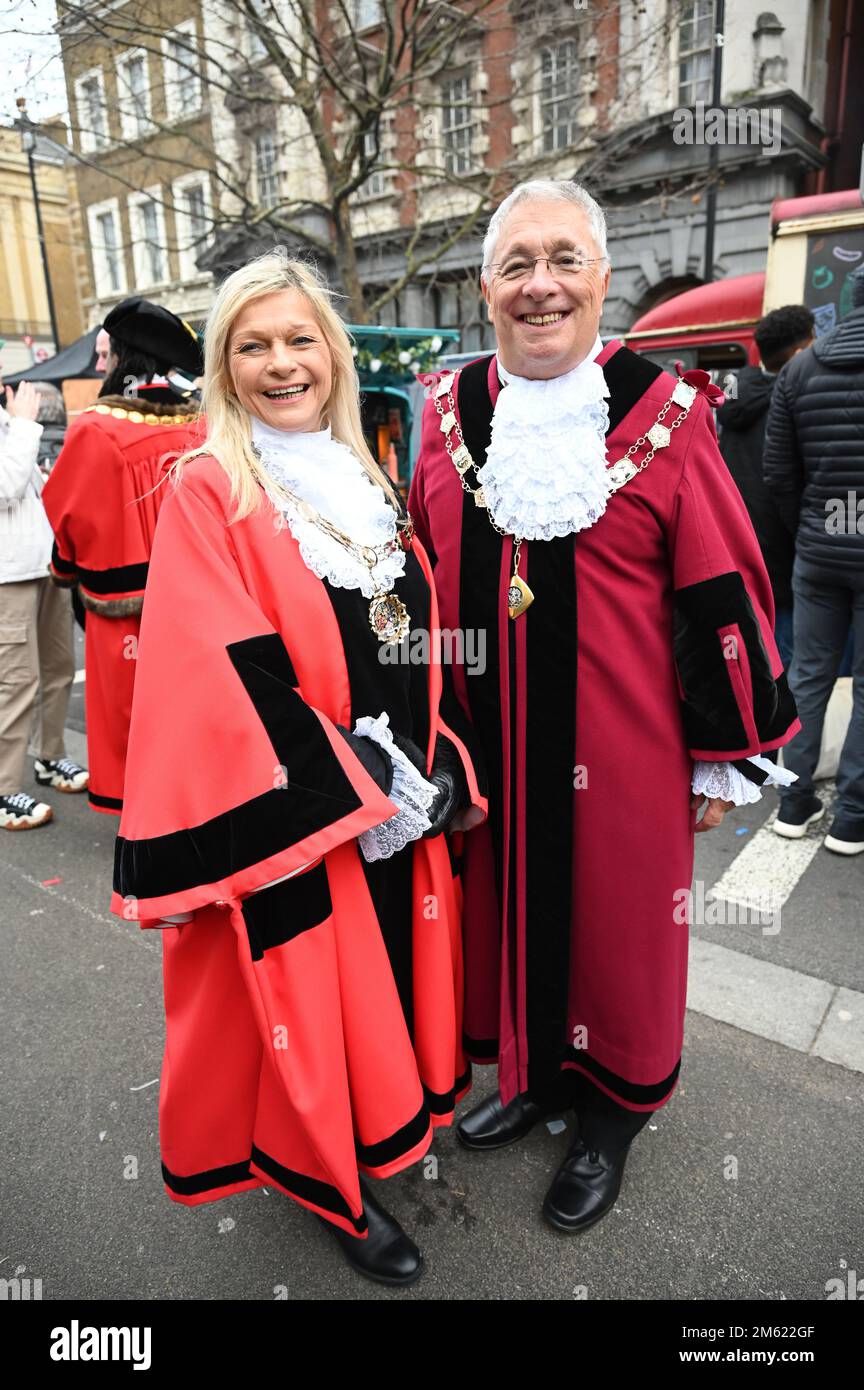 London, Großbritannien. 01. Januar 2023. Trish Fivey - Sutton Liberal Democrats nehmen am 1. Januar 2023 an der alljährlichen Silvesterparade in London Teil, bei der Hunderte von Festwagen im Zentrum von London, Großbritannien, stattfinden. Kredit: Siehe Li/Picture Capital/Alamy Live News Stockfoto