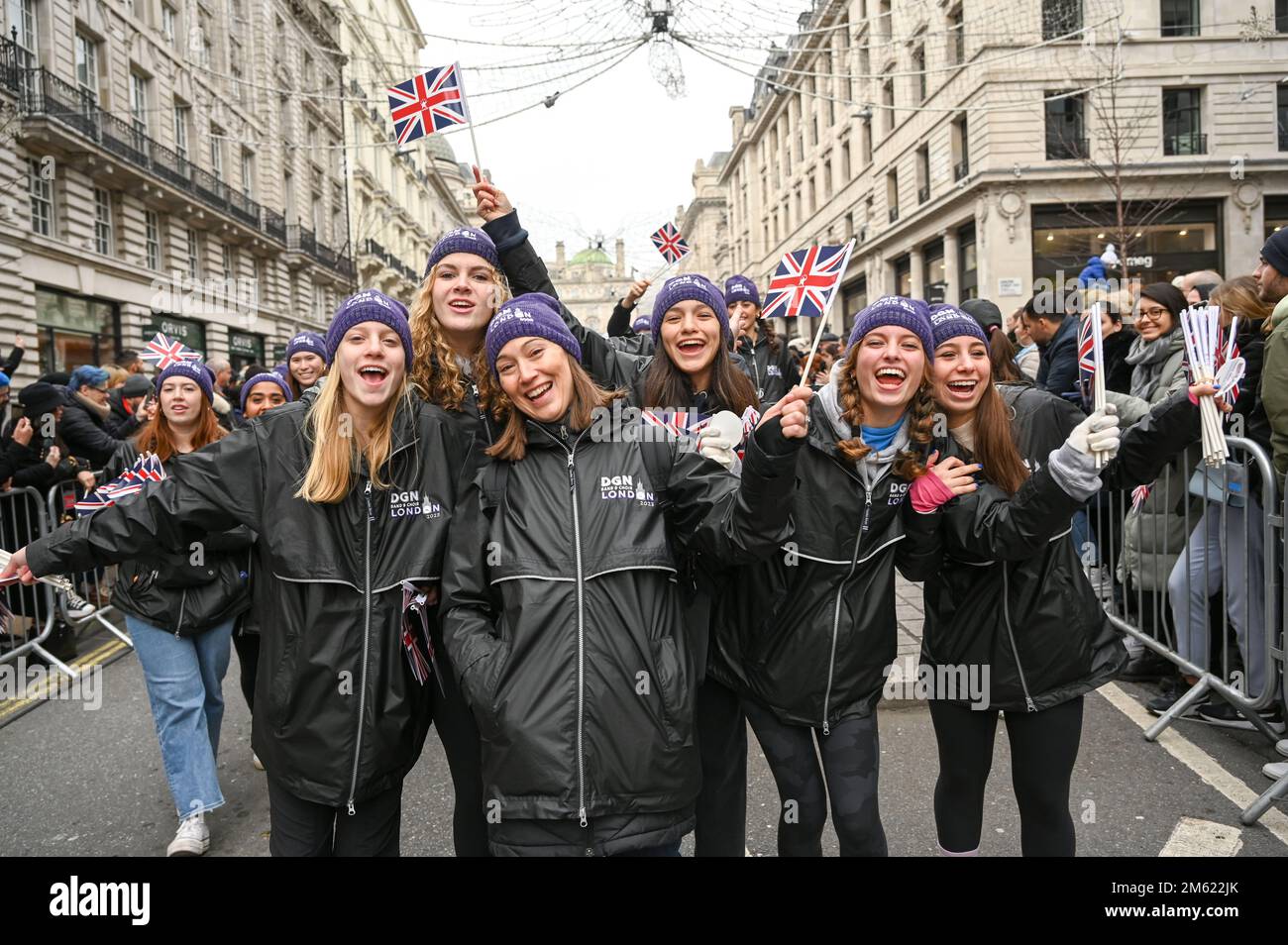 London, Großbritannien. 01. Januar 2023. Die alljährliche Silvesterparade in London mit Hunderten von Festwagen am 1. Januar 2023 im Zentrum von London, Großbritannien. Kredit: Siehe Li/Picture Capital/Alamy Live News Stockfoto