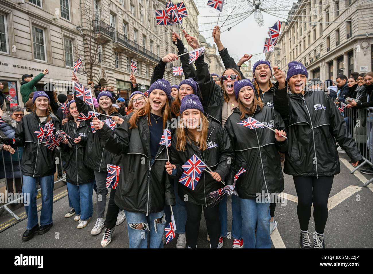 London, Großbritannien. 01. Januar 2023. Die alljährliche Silvesterparade in London mit Hunderten von Festwagen am 1. Januar 2023 im Zentrum von London, Großbritannien. Kredit: Siehe Li/Picture Capital/Alamy Live News Stockfoto
