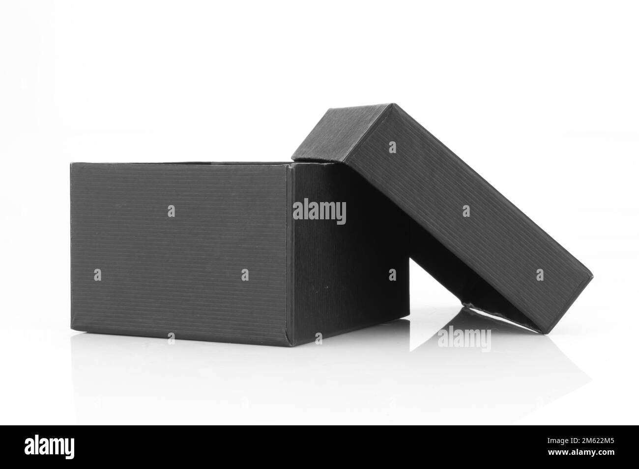 Rote Geschenkbox isoliert auf weißem Hintergrund. Stockfoto