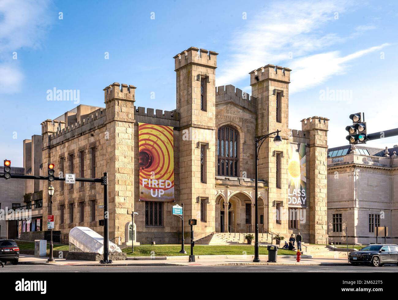 Hartford, CT - USA - 28. Dez. 2022 Horizontale Ansicht des historischen Wadsworth Atheneum Museum of Art. Ein unverwechselbares Burggebäude. Das Museum ist es Stockfoto