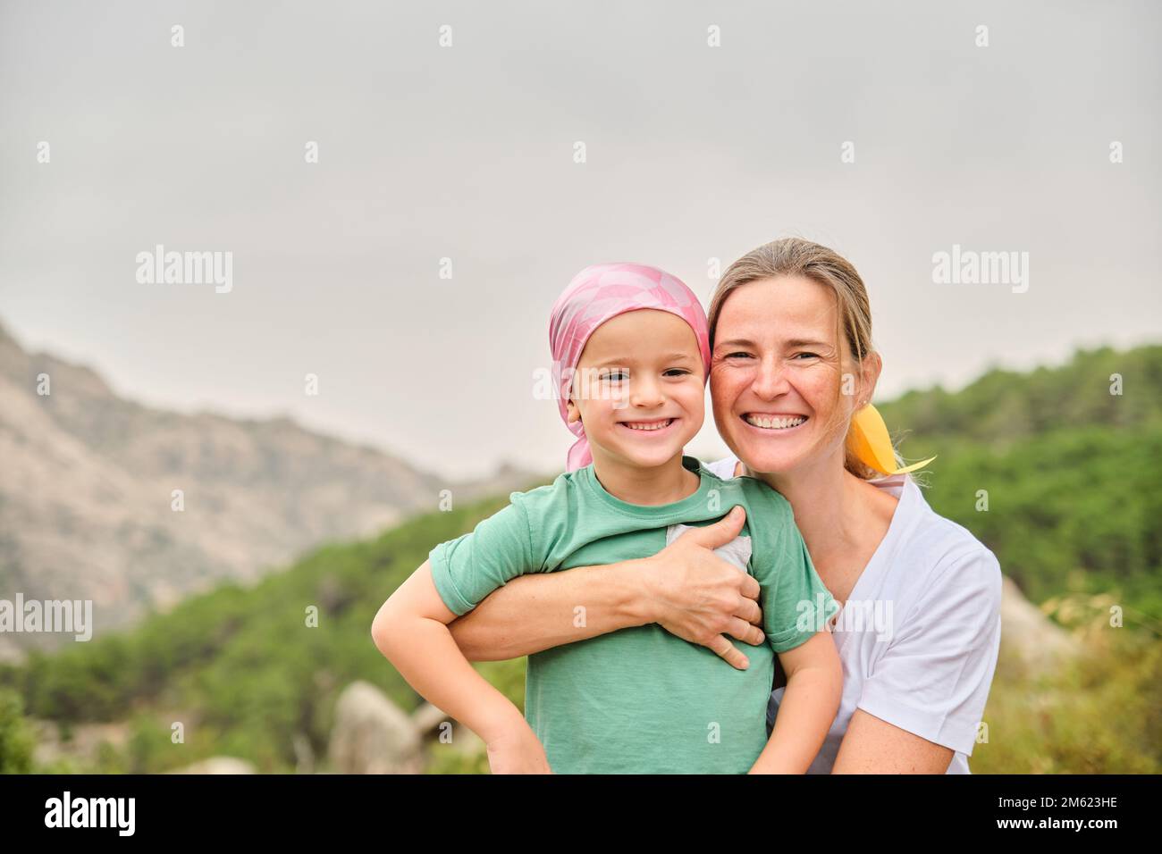 Porträt einer Krankenschwester mit einem krebskranken Kind Stockfoto