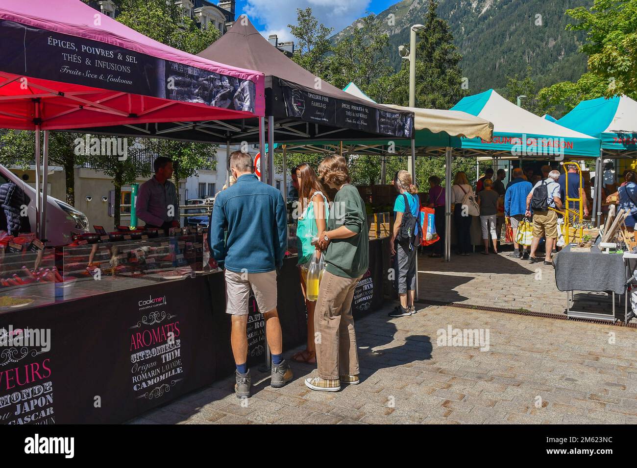 Leute, die im Sommer an der Gewürztheke des wöchentlichen Straßenmarkts einkaufen, Chamonix, Haute Savoie, Frankreich Stockfoto