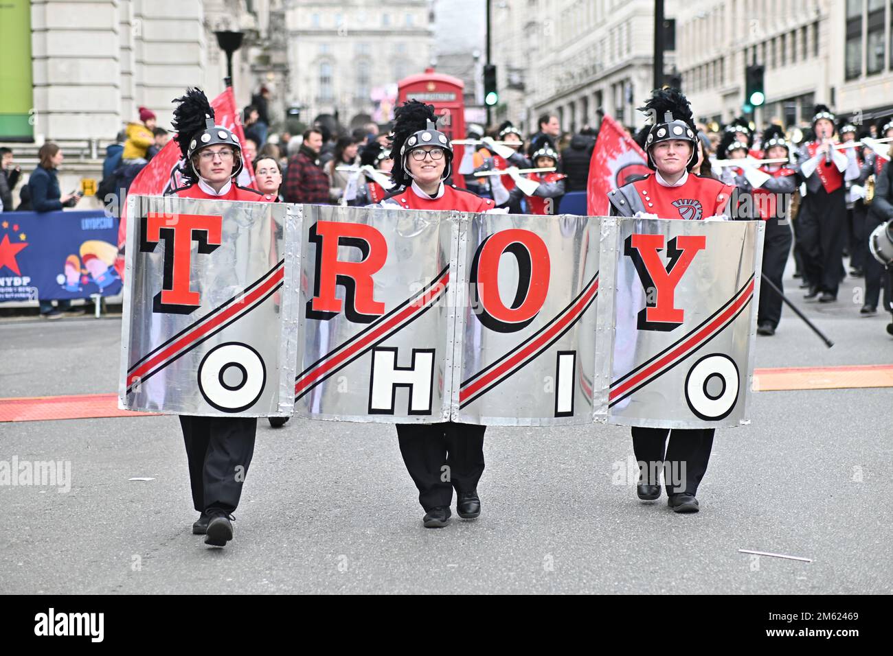 London, Großbritannien. 01. Januar 2023. Die alljährliche Silvesterparade in London mit Hunderten von Festwagen am 1. Januar 2023 im Zentrum von London, Großbritannien. Kredit: Siehe Li/Picture Capital/Alamy Live News Stockfoto
