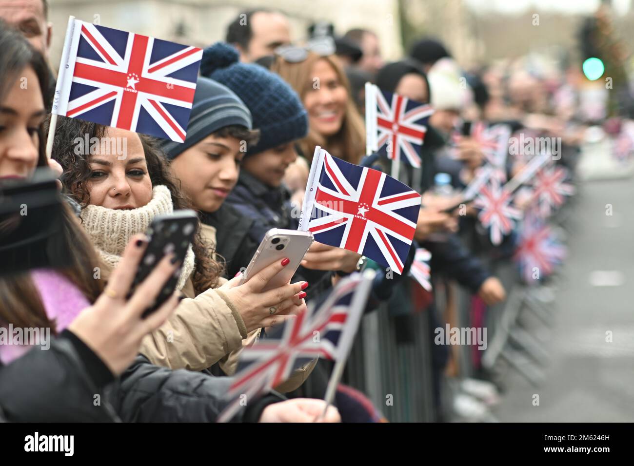 London, Großbritannien. 01. Januar 2023. Die alljährliche Silvesterparade in London mit Hunderten von Festwagen am 1. Januar 2023 im Zentrum von London, Großbritannien. Kredit: Siehe Li/Picture Capital/Alamy Live News Stockfoto