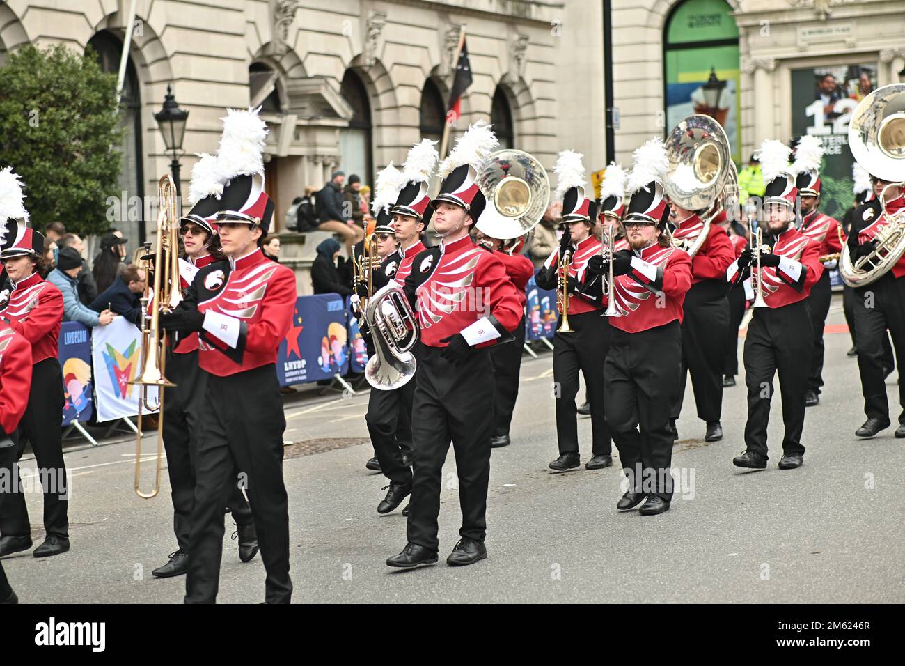 London, Großbritannien. 01. Januar 2023. Die alljährliche Silvesterparade in London mit Hunderten von Festwagen am 1. Januar 2023 im Zentrum von London, Großbritannien. Kredit: Siehe Li/Picture Capital/Alamy Live News Stockfoto