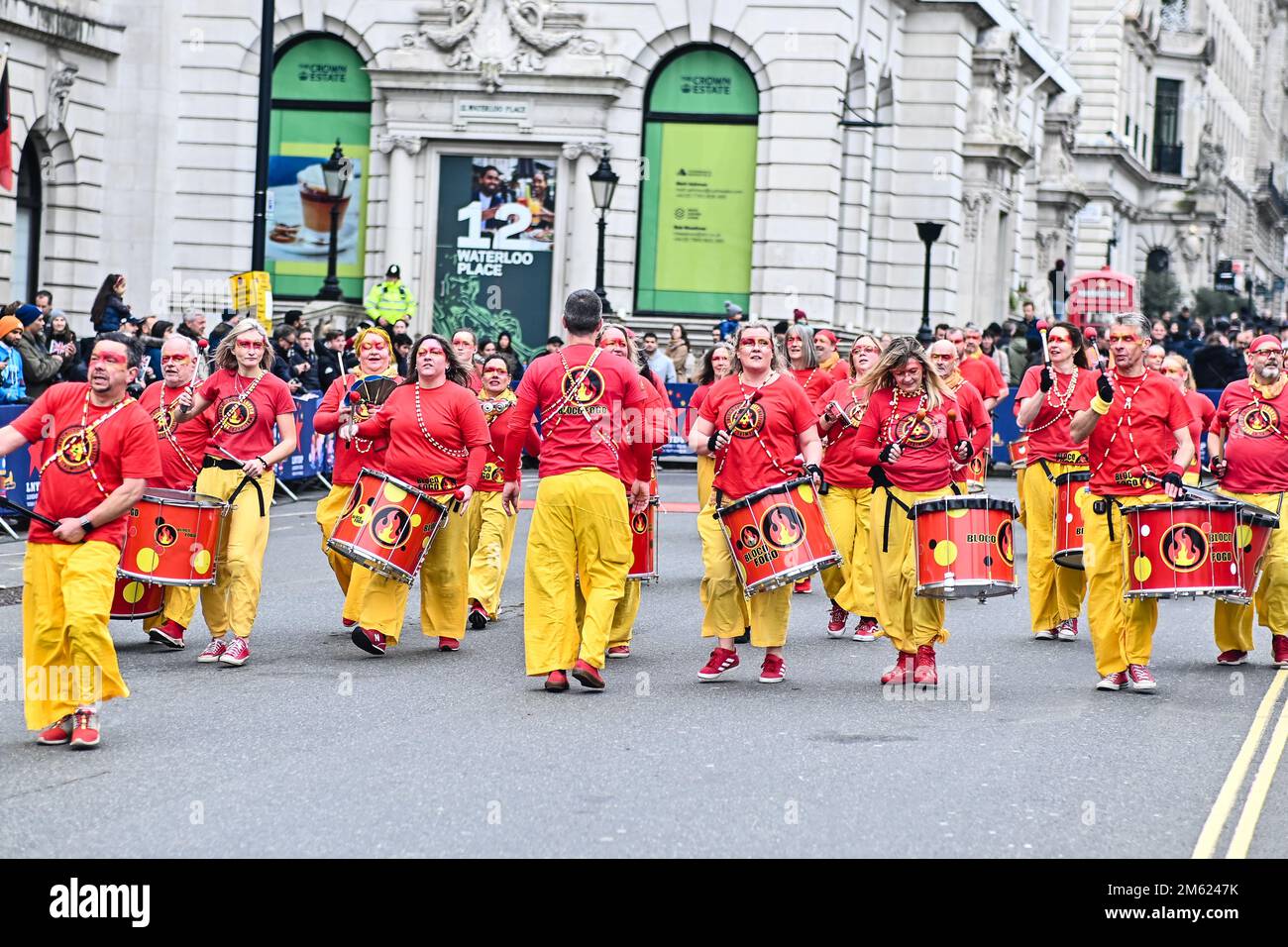 London, Großbritannien. 01. Januar 2023. Die alljährliche Silvesterparade in London mit Hunderten von Festwagen am 1. Januar 2023 im Zentrum von London, Großbritannien. Kredit: Siehe Li/Picture Capital/Alamy Live News Stockfoto