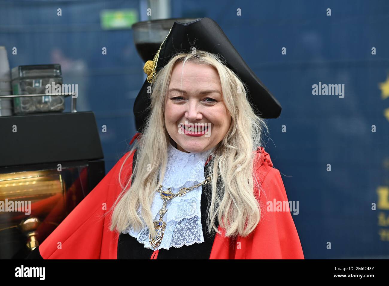 London, Großbritannien. 01. Januar 2023. Die alljährliche Silvesterparade in London mit Hunderten von Festwagen am 1. Januar 2023 im Zentrum von London, Großbritannien. Kredit: Siehe Li/Picture Capital/Alamy Live News Stockfoto