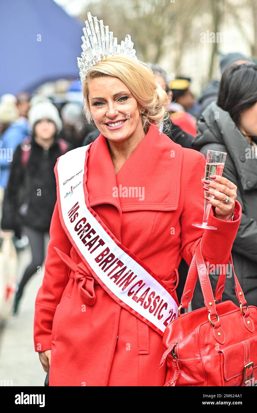 London, Großbritannien. 01. Januar 2023. Die alljährliche Silvesterparade in London mit Hunderten von Festwagen am 1. Januar 2023 im Zentrum von London, Großbritannien. Kredit: Siehe Li/Picture Capital/Alamy Live News Stockfoto