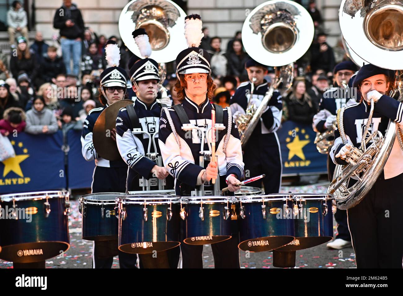 London, Großbritannien. 01. Januar 2023. Die alljährliche Silvesterparade in London mit Hunderten von Festwagen am 1. Januar 2023 im Zentrum von London, Großbritannien. Kredit: Siehe Li/Picture Capital/Alamy Live News Stockfoto