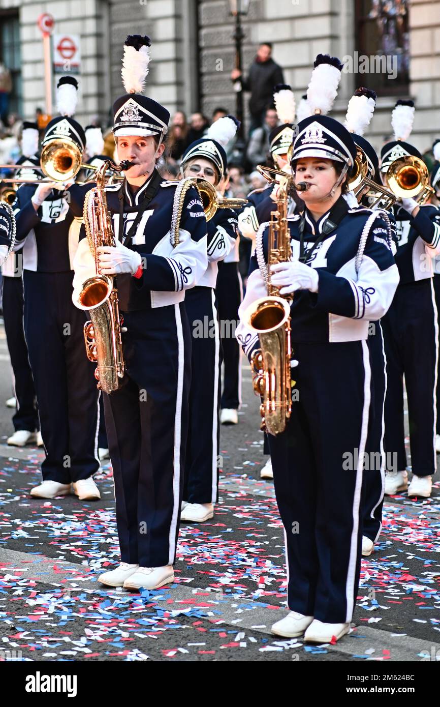 London, Großbritannien. 01. Januar 2023. Die alljährliche Silvesterparade in London mit Hunderten von Festwagen am 1. Januar 2023 im Zentrum von London, Großbritannien. Kredit: Siehe Li/Picture Capital/Alamy Live News Stockfoto