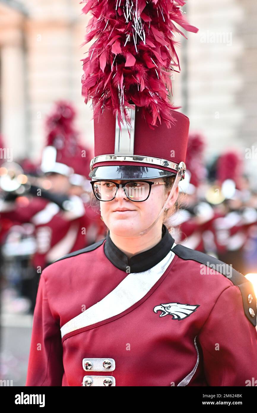 London, Großbritannien. 01. Januar 2023. Die alljährliche Silvesterparade in London mit Hunderten von Festwagen am 1. Januar 2023 im Zentrum von London, Großbritannien. Kredit: Siehe Li/Picture Capital/Alamy Live News Stockfoto