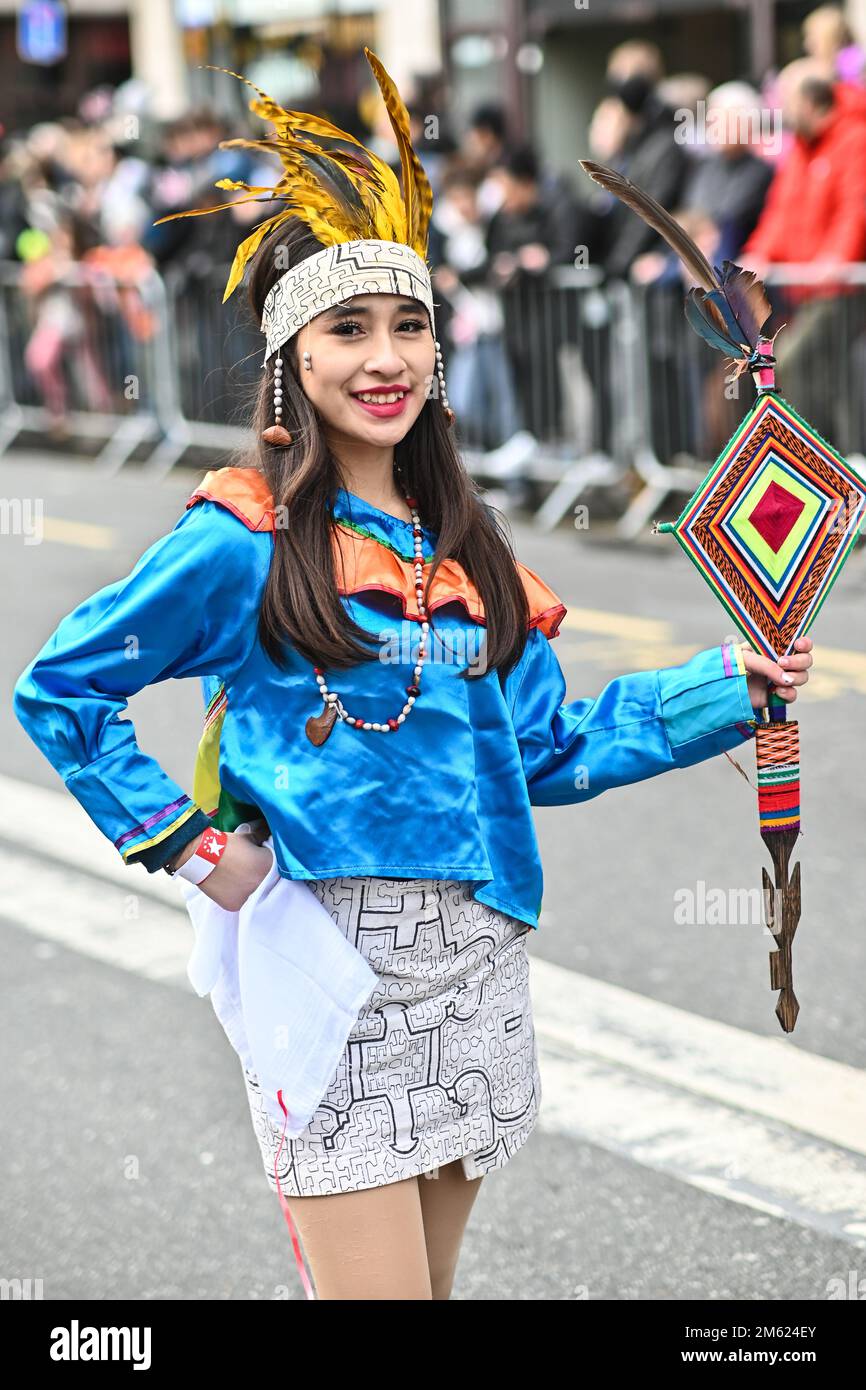 London, Großbritannien. 01. Januar 2023. Die alljährliche Silvesterparade in London mit Hunderten von Festwagen am 1. Januar 2023 im Zentrum von London, Großbritannien. Kredit: Siehe Li/Picture Capital/Alamy Live News Stockfoto