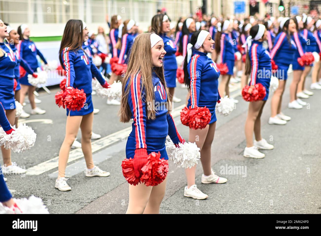 London, Großbritannien. 01. Januar 2023. Die alljährliche Silvesterparade in London mit Hunderten von Festwagen am 1. Januar 2023 im Zentrum von London, Großbritannien. Kredit: Siehe Li/Picture Capital/Alamy Live News Stockfoto