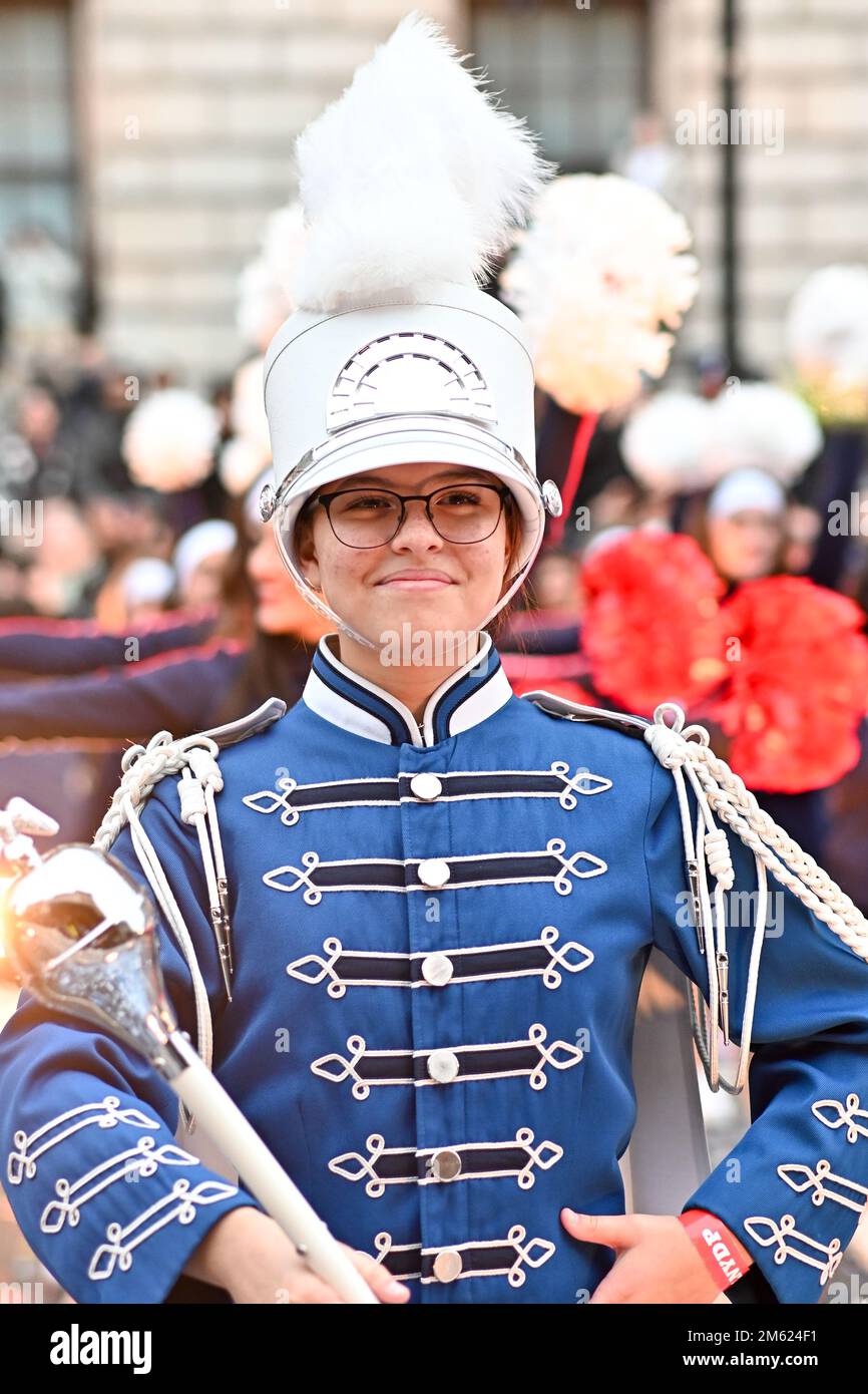 London, Großbritannien. 01. Januar 2023. Die alljährliche Silvesterparade in London mit Hunderten von Festwagen am 1. Januar 2023 im Zentrum von London, Großbritannien. Kredit: Siehe Li/Picture Capital/Alamy Live News Stockfoto