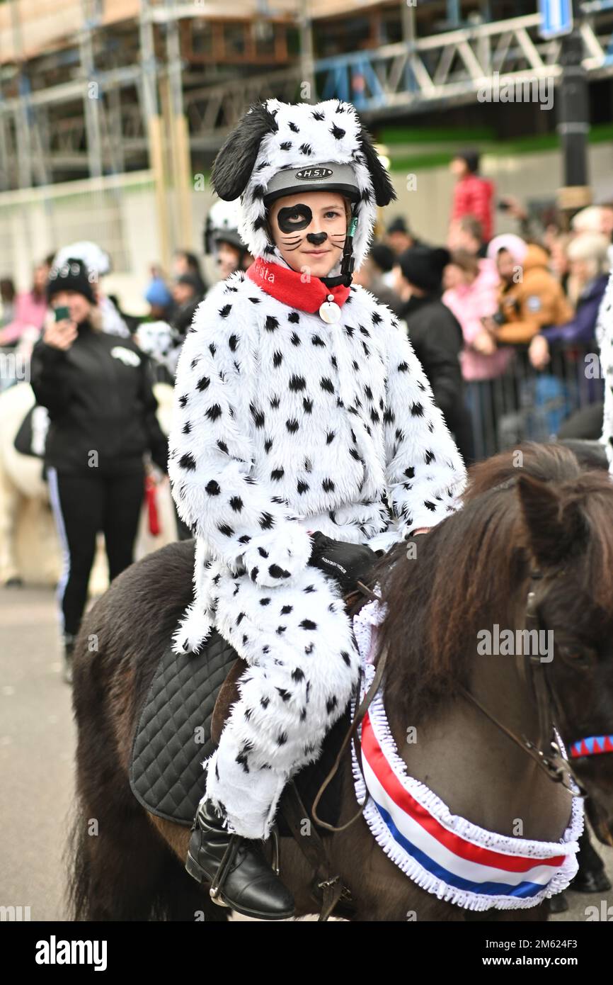 London, Großbritannien. 01. Januar 2023. Die alljährliche Silvesterparade in London mit Hunderten von Festwagen am 1. Januar 2023 im Zentrum von London, Großbritannien. Kredit: Siehe Li/Picture Capital/Alamy Live News Stockfoto