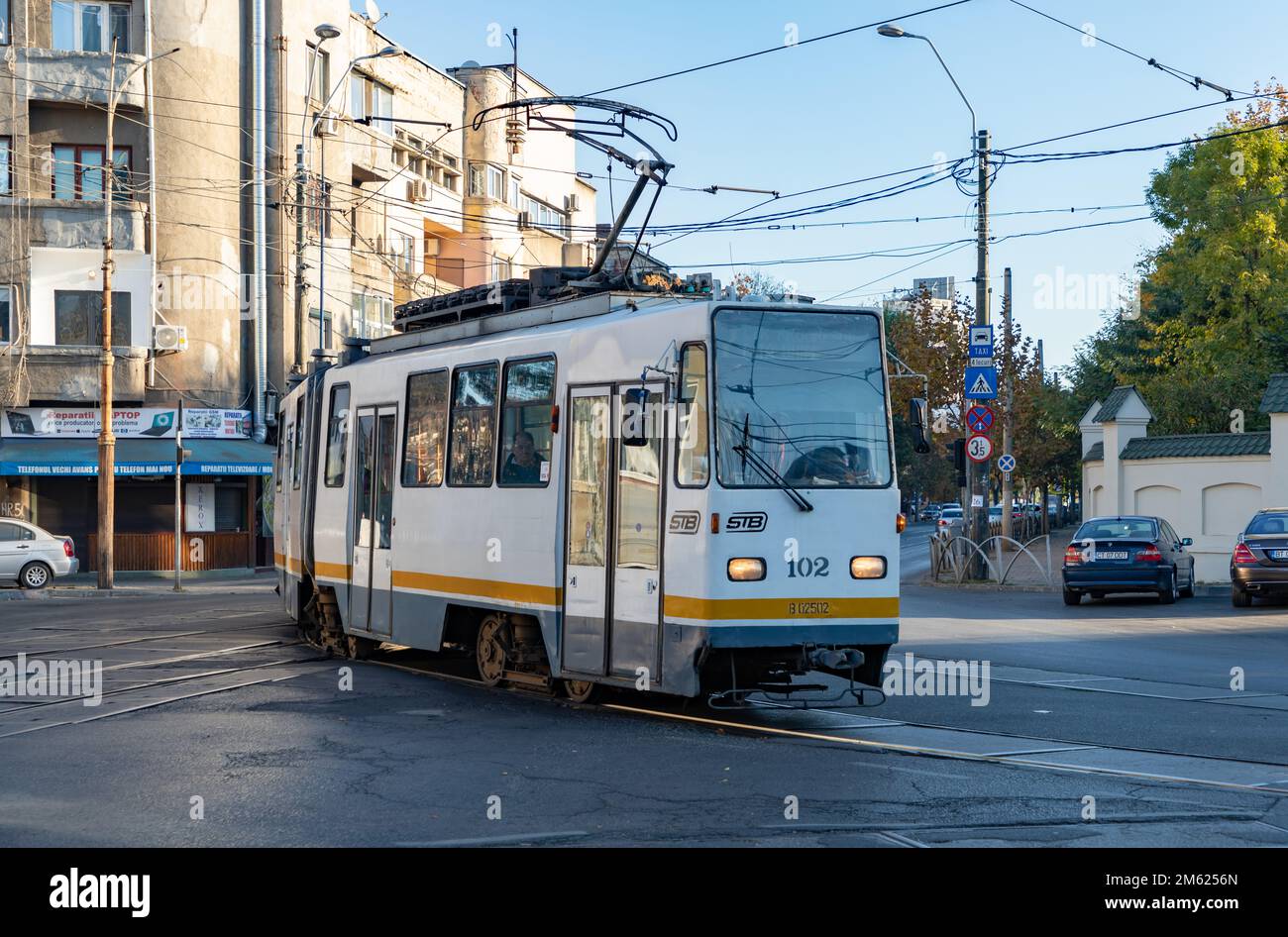 Ein Bild einer Straßenbahn in Bukarest. Stockfoto