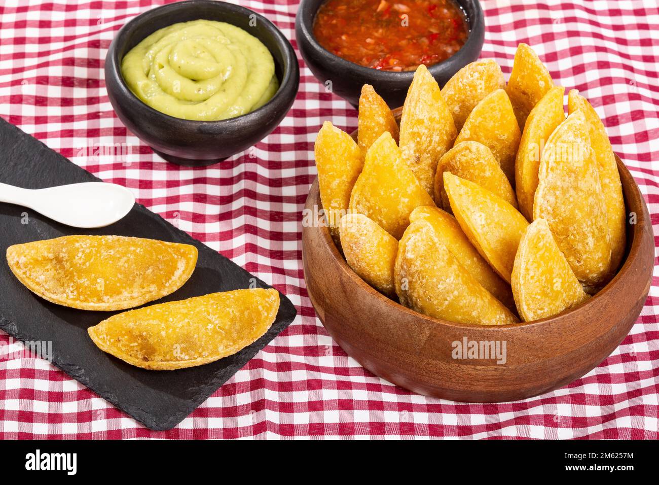 Kolumbianisches Empanada Mit Scharfer Sauce Und Guacamole. Stockfoto