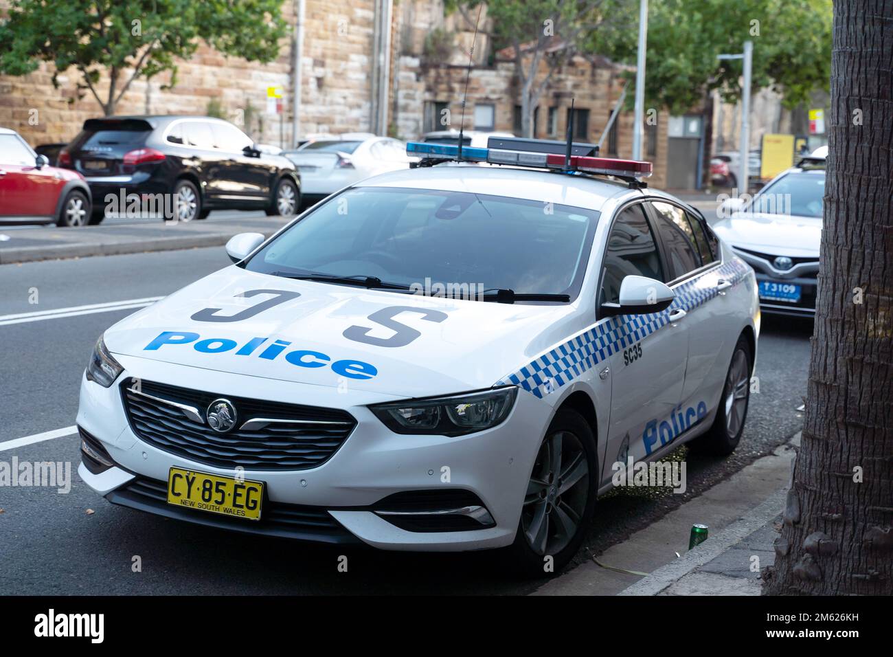 Die Polizei kommt in einem Wohnhaus an Stockfoto