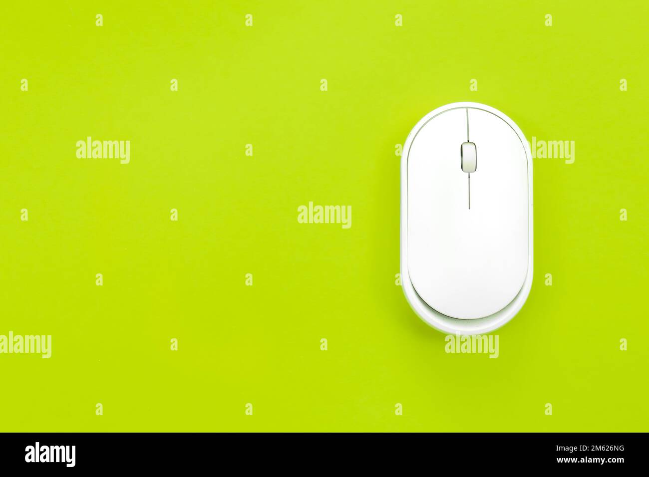Computermaus auf grünem Hintergrund isoliert, flach liegend. Stockfoto