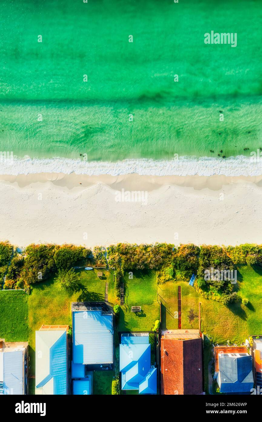 Reiche Häuser am Wasser in Callala Beach Town in Jervis Bay - Luftaufnahme von oben auf weißen Sandstrand. Stockfoto