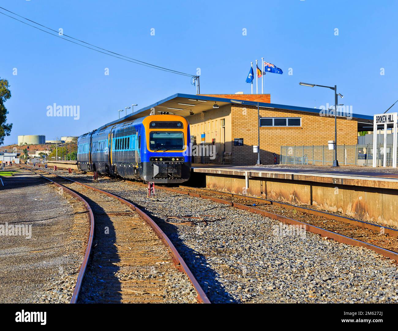 Passagierzug an den Bahngleisen von Broken Hill, die an Bord von Passagieren sind. Stockfoto