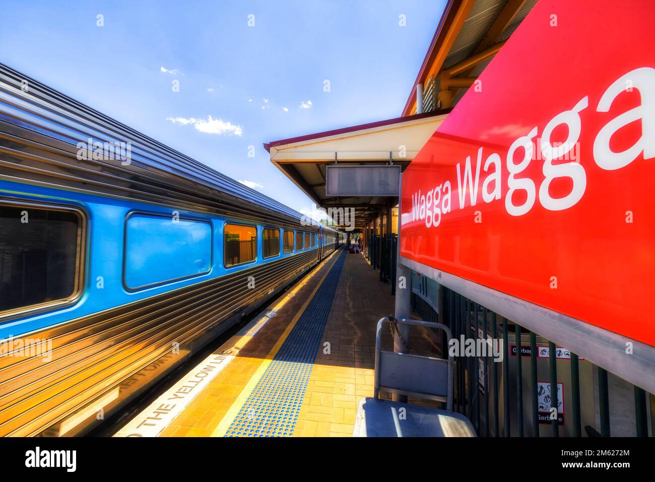 Intercity-Personenzug am Bahnhof Wagga Wagga in Australien. Stockfoto