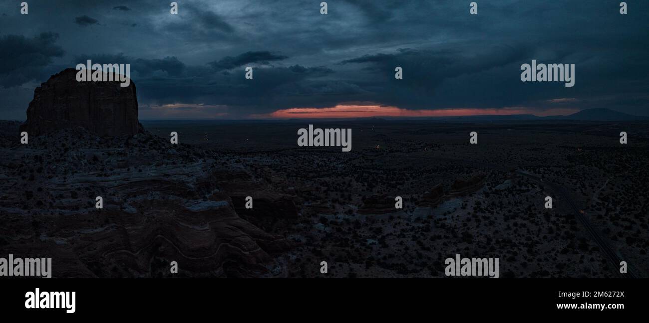 Endloser Blick auf die Wüste von Arizona, USA. Rote Felsen, meilenweit kein Leben. Stockfoto