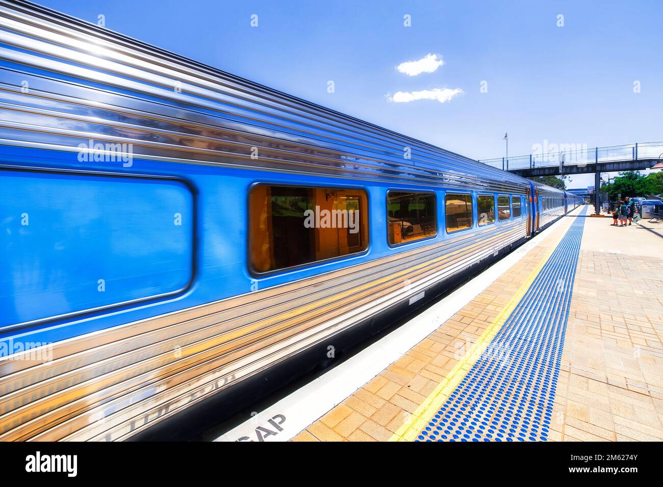 Intercity-Personenzug am Bahnhof Wagga Wagga - Zugseite lang. Stockfoto