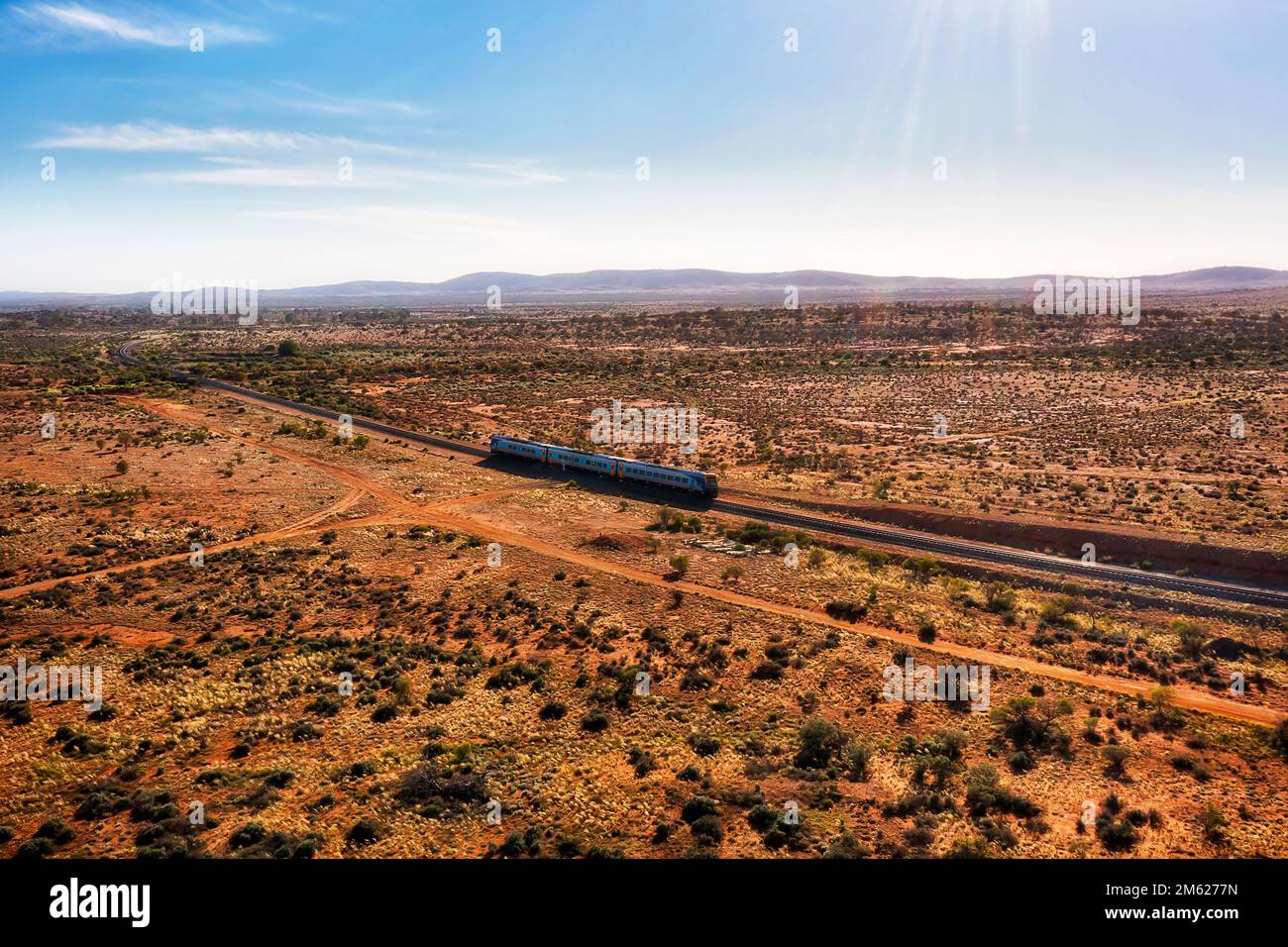 Aus der Vogelperspektive auf den Zug von Broken Hill auf endlosen Ebenen im Outback. Stockfoto