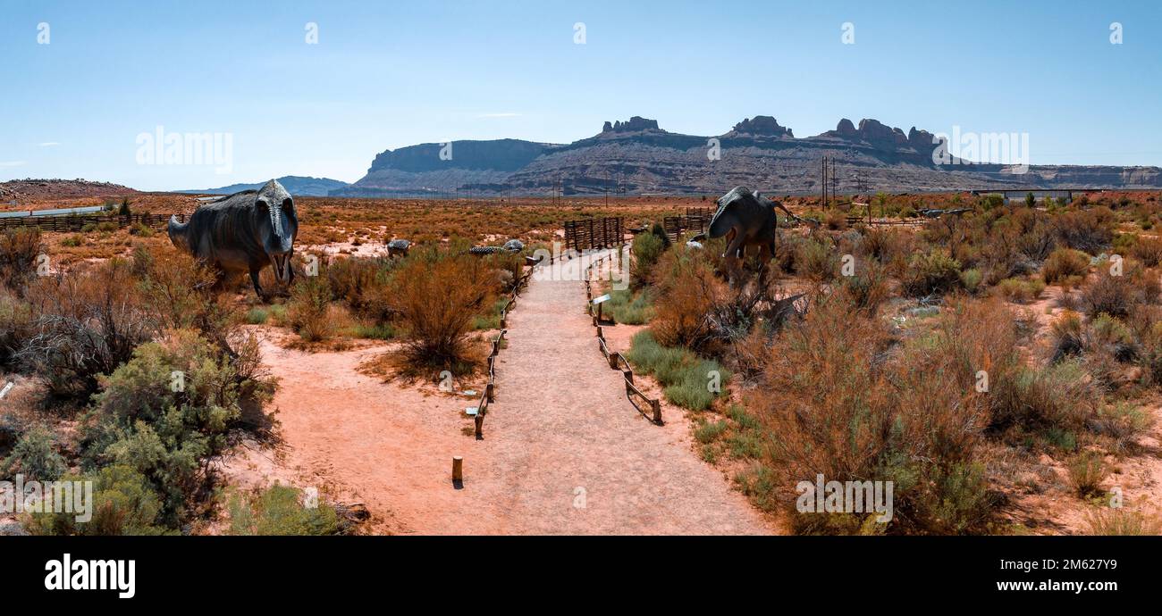 Allosaurus fragilis sowie Tyrannosaurus Rex oder T-EEX Dinosaurier in der Wüste Moab Stockfoto